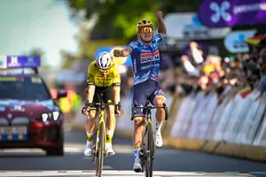 Remco Evenepoel tung nước rút đánh bại Wout van Aert