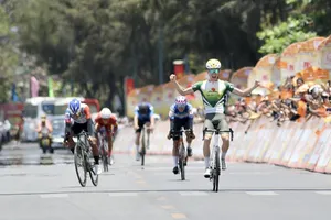 Ivan Blokhin dang tay ăn mừng chiến thắng