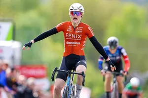 Puck Pieterse đánh bại Demi Vollering trong màn nước rút về đích