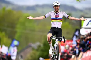 Tadej Pogacar dang tay mừng chiến thắng