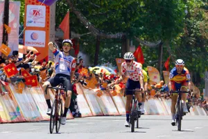 Samuel Jenner đánh bại 3 ngoại binh khác về nhất chặng