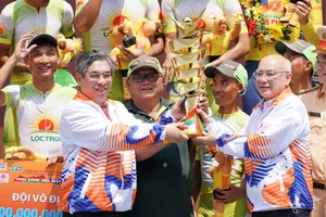 Phó bí thư Thành uỷ TPHCM Nguyễn Phước Lộc và đồng chí Phan Nguyễn Như Khuê trao Cúp vô địch đồng đội cho đội Tập đoàn Lộc Trời. Ảnh: Hoàng Hùng