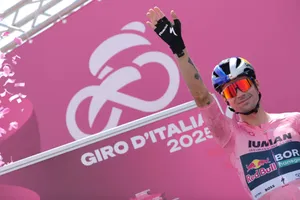 Primoz Roglic đã có lần thứ 61 mặc áo tổng sắp ở Grand Tour