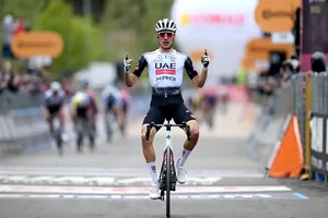 Juan Ayuso bứt phá giờ cuối giành chiến thắng chặng