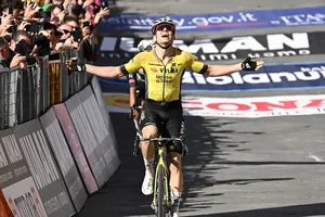 Wout van Aert mừng chiến thắng 