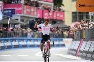 Richard Carapaz ung dung về đích một mình