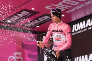 Isaac del Toro đang giữ áo hồng tổng sắp Giro d’Italia 2025