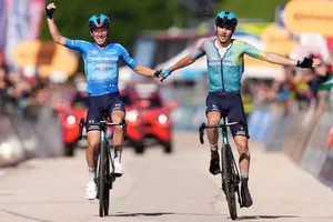 Scaroni và đồng đội Fortunato cùng ăn mừng chiến thắng