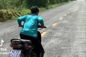 Thiếu niên “bốc đầu” xe bị phạt, tịch thu phương tiện