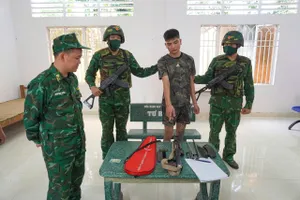 Đối tượng Nguyễn Hoàng Hưng và tang vật là súng, đạn bị cơ quan chức năng thu giữ