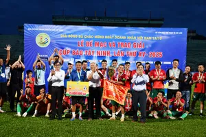 Ban tổ chức trao chức vô địch cho Dũng Phong FC