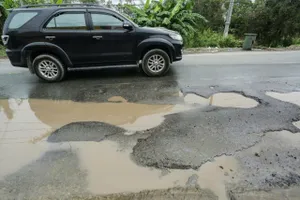 Mặt đường Quốc lộ 62 chi chít ổ gà, ổ voi, ngập nước khi trời mưa