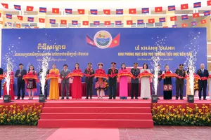 Đại tướng Phan Văn Giang và Đại tướng Tea Seiha thực hiện nghi thức cắt băng khánh thành