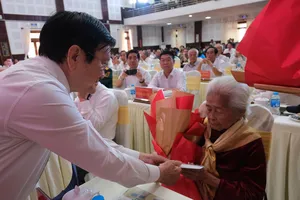 Nguyên Chủ tịch nước Trương Tấn Sang tặng quà tri ân đến Mẹ Việt Nam anh hùng Nguyễn Thị Phước