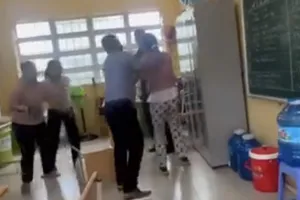 Hình ảnh cắt từ video phụ huynh em N.T.T.L tới trường tìm gặp ông T. đang lan truyền trên mạng xã hội