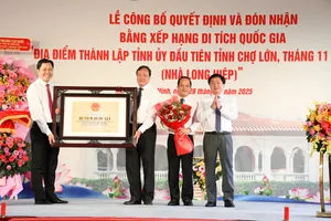 Lãnh đạo tỉnh Tây Ninh trao Quyết định của Bộ Văn hóa - Thể Thao - Du lịch công nhận Nhà Long Hiệp là Di tích cấp quốc gia