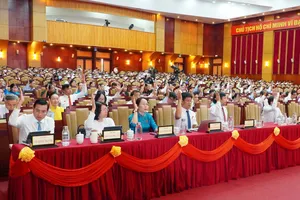 Đại biểu HĐND tỉnh Tây Ninh biểu quyết thông qua các nghị quyết tại kỳ họp