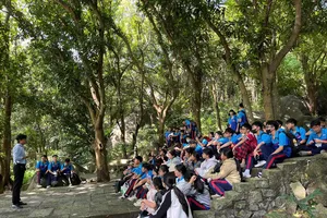 Hiện nay, du khách chỉ có thể lên núi Bà Đen bằng tuyến Cột Điện hoặc đi bộ từ chân núi lên chùa Bà