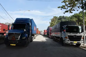 Xe chờ thông quan tại Cửa khẩu quốc tế Mộc Bài