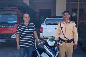 Lực lượng chức năng trao trả xe máy cho ông Bùi Sĩ Phú