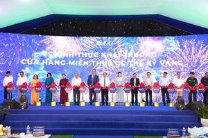 Các đại biểu thực hiện nghi thức khai trương cửa hàng