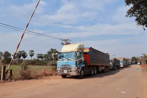 Do vướng quy định kiểm dịch nên xe chở khoai mì chưa thể thông quan tại Cửa khẩu Chàng Riệc, chiều 30-1. Ảnh: BTN