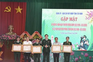Tây Ninh: Trao 13 Huân chương Bảo vệ Tổ quốc cho nguyên thủ trưởng bộ đội biên phòng 