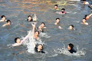 Người dân lội nước, bắt vịt cầu may đầu năm tại lễ hội Làm Chay, Tây Ninh