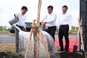 Lãnh đạo tỉnh Tây Ninh trồng cây tại lễ phát động