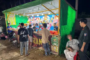 Lực lượng công an kiểm tra, triệt phá băng nhóm lừa đảo bằng hình thức bốc thăm trúng thưởng tại hội chợ