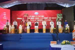 Các đại biểu thực hiện nghi thức khánh thành Trung tâm Đổi mới sáng tạo tỉnh Tây Ninh