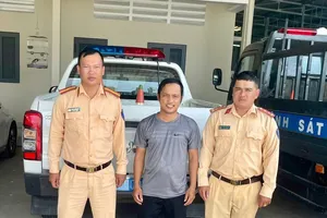 Anh N.T.C đến Trạm CSGT Trảng Bàng gửi lời cảm ơn các cán bộ, chiến sĩ đã góp phần cứu mẹ anh qua cơn nguy kịch