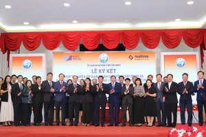Lãnh đạo Đại học Quốc gia TPHCM, tỉnh Tây Ninh và Công ty CP Real-Time Robotics tại lễ ký kết hợp tác xây dựng hệ sinh thái UAV
