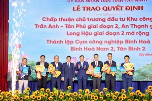 Lãnh đạo tỉnh Tây Ninh trao quyết định chấp thuận chủ trương đầu tư và thành lập cho đại diện các KCN, CCN