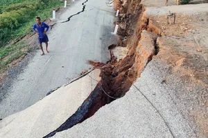 Một đoạn đường ven sông Lò Gạch, xã Vĩnh Hưng, tỉnh Tây Ninh bị sụt lún