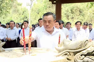 Đồng chí Trần Sỹ Thanh, Chủ nhiệm Ủy ban Kiểm tra Trung ương dâng hương tại di tích