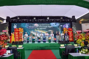 Các đại biểu thực hiện nghi thức khởi công dự án