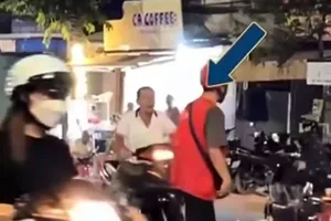 Ông H.V.L gây hấn với shipper sau va chạm giao thông. Ảnh cắt từ clip