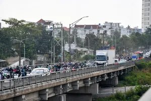 Dòng xe nối đuôi nhau trên cầu Bến Lức, tỉnh Tây Ninh