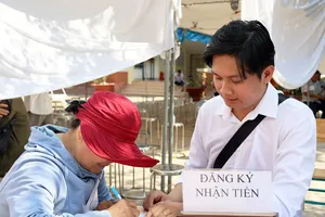 Người dân xã Mỹ Lộc, tỉnh Tây Ninh đăng ký nhận tiền bồi thường, giải phóng mặt bằng Vành đai 4 TPHCM. Ảnh: Xã Mỹ Lộc