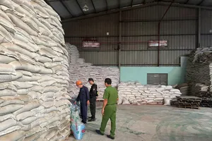 Lực lượng chức năng phát hiện lượng lớn phân bón làm giả nhãn hiệu. Ảnh: CATN