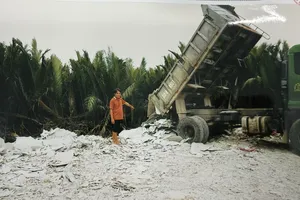 Đối tượng Lê Văn Cường bị phát hiện đổ chất thải trái phép. Ảnh: CA