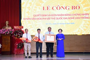 Lãnh đạo xã Tân Trụ, tỉnh Tây Ninh đón nhận Bằng chứng nhận Di sản văn hóa phi vật thể quốc gia