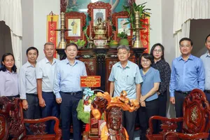 Đoàn công tác Ban Tuyên giáo và Dân vận Thành ủy TPHCM thăm, tặng quà gia đình đồng chí Võ Trần Chí