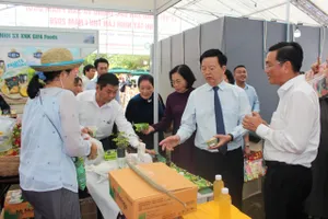 Nguyên Phó Thủ tướng Mai Văn Chính tham quan gian hàng trưng bày sản phẩm
