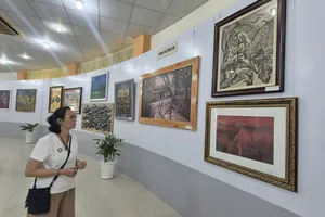 Du khách tham quan khu vực triển lãm