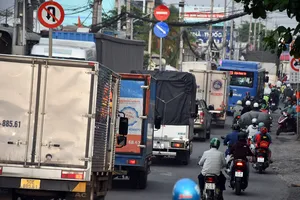 Đường Nguyễn Văn Bứa, đoạn giáp ranh với tỉnh Tây Ninh thường xuyên quá tải, ùn tắc