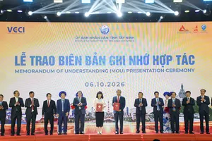 Lãnh đạo tỉnh Tây Ninh và VCCI thực hiện nghi thức ký kết biên bản ghi nhớ hợp tác