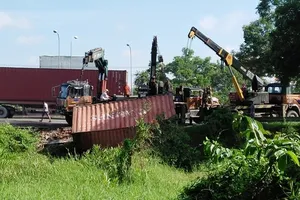 Xe container lao xuống mương do tài xế ngủ gật