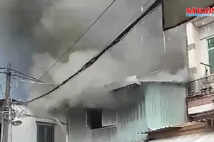 Sét đánh cột điện gây cháy tại hẻm 254 quận Tân Bình